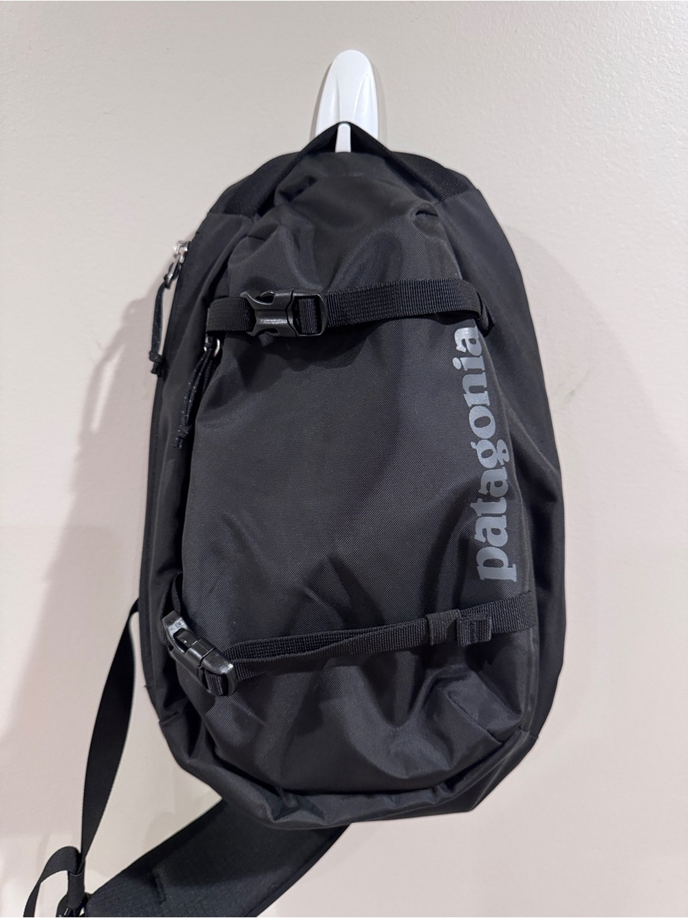 Patagonia Atom 8L Sling Bag Black - Compact Everyday Carry